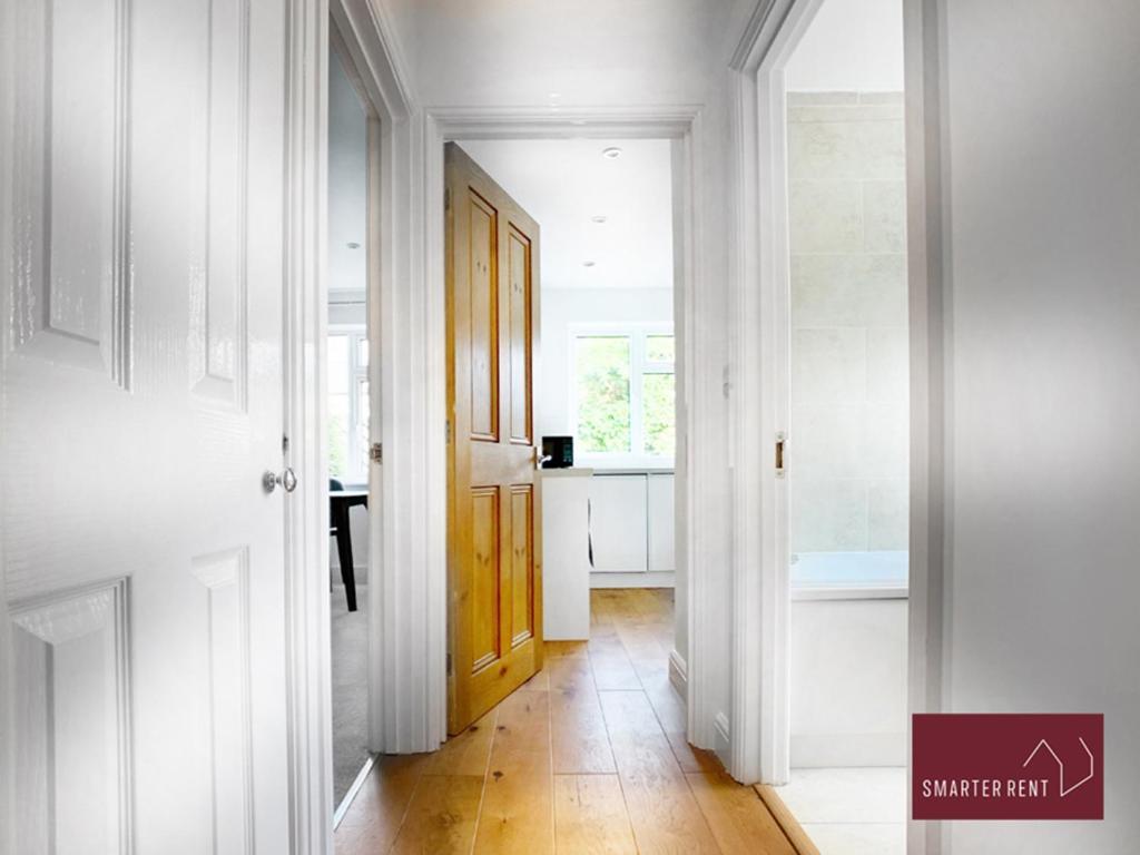 Sunninghill Village - 2 Bed - Parking And Garden Ascot  Exterior photo