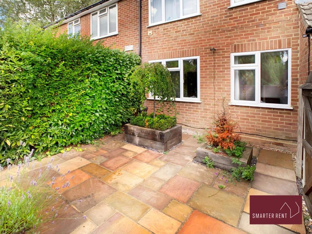 Sunninghill Village - 2 Bed - Parking And Garden Ascot  Exterior photo